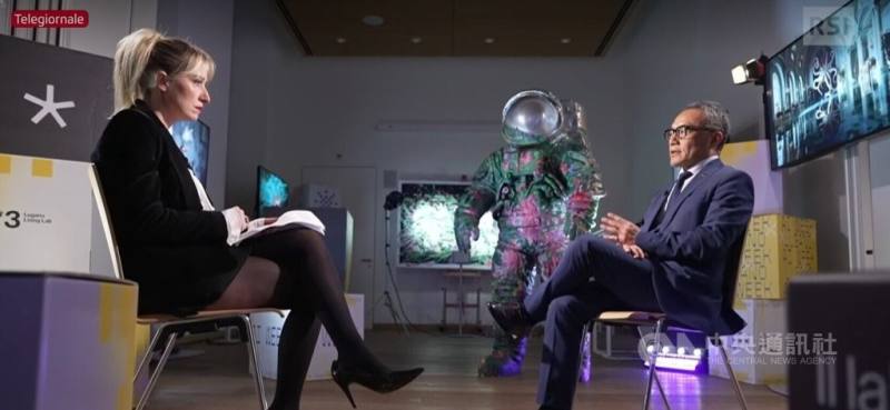 瑞士國家電視台義大利語台「燈塔」節目（Il Faro）專訪台灣駐瑞士代表王思為，記者圍繞台海現況與台灣發展提問。（新聞畫面截圖）