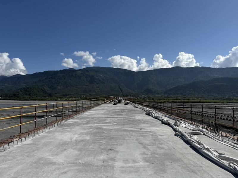 花蓮玉里鎮高寮大橋2022年因0918台東強震受損，花　連縣政府爭取中央經費重建，11日進行合龍儀式，象徵主體結構完成，後續將施作橋面，目標2026年農曆春節前提前通車。（花蓮縣政府提供）