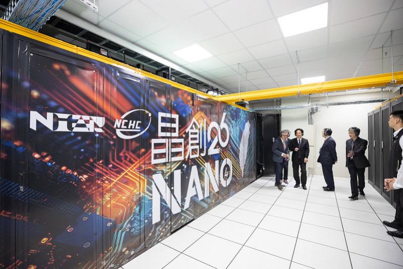 總統至臺灣算力發展願景廊道與機房參觀，聽取國研院國網中心張朝亮主任介紹雲端機房與算力設備