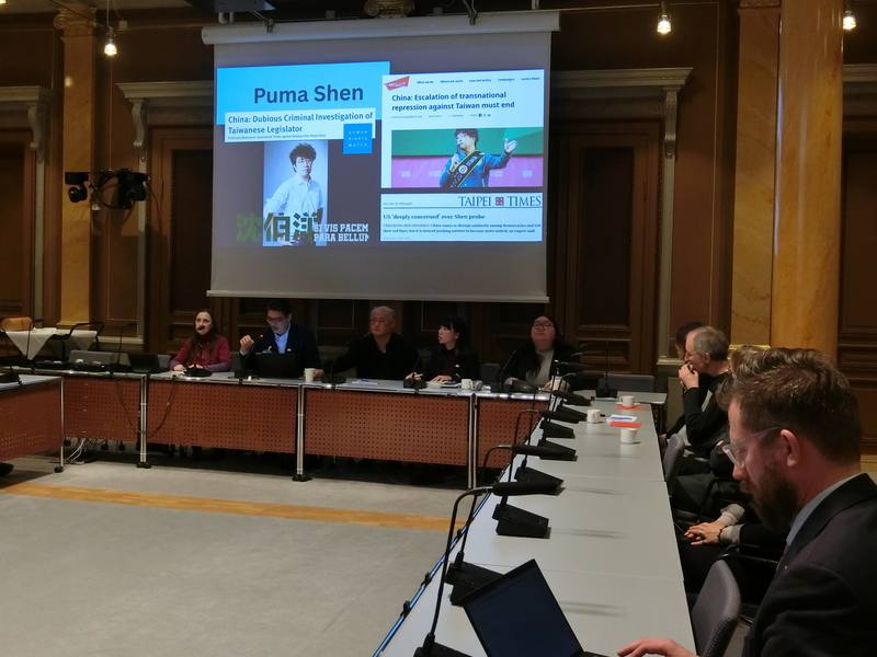 李明哲（左3）與任職於台灣民主實驗室的維吾爾人權倡議工作者塔什肯（左2）在瑞典國會座談中提到立委沈伯洋被中國政府發布通緝令，完全無視台灣主權，迫害台灣人言論自由