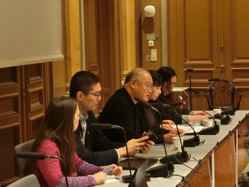 人權工作者李明哲（中）在瑞典國會與友台議員進行座談，他警告，中國對台灣實行的跨境鎮壓不只侵犯台灣主權，也是對全世界輸出威權統治的一部分