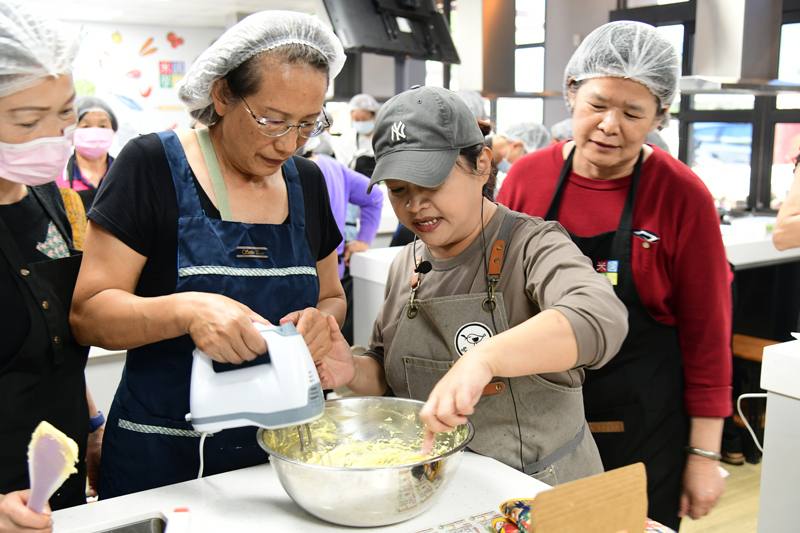 少妮媱 蓊芙樂老師帶領學員製作樹豆、洛神及臺灣藜口味手工餅乾