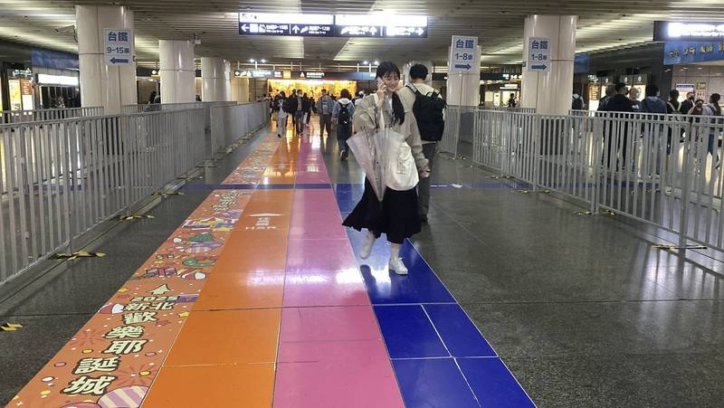 新北歡樂耶誕城巨星演唱會13、14日登場，會場周邊交通與人潮將分流管制，主要通道採一進一出動線。圖為板橋車站的三鐵共構通道已圍起欄杆，為人流管制預作準備