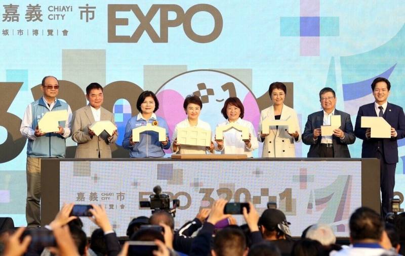 嘉義市城市博覽會12日開幕，市長黃敏惠（右4）特邀出席中台灣區域治理平台首長會議的台中市長盧秀燕（左4）、雲林縣長張麗善（左3）、南投縣長許淑華（右3）、苗栗縣長鍾東錦（左2）、彰化縣副縣長周傑（左）、新竹縣長楊文科（右2）與新竹市代理市長邱臣遠（右）共襄盛舉。（嘉義市政府提供）