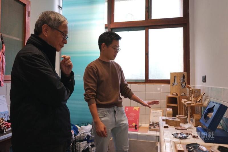 文化部長李遠（左）13日赴花蓮參訪「百大文化基地」練習曲書店等處，並參觀廢棄台電大樓改建的「山海百貨」