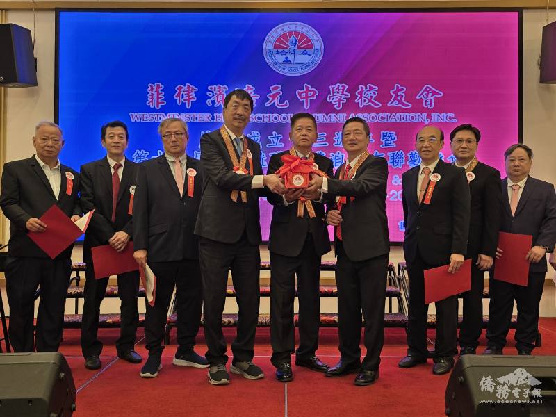 蔡懷強（左4）正式從許群策（右4）手中接過培元中學校友會印信