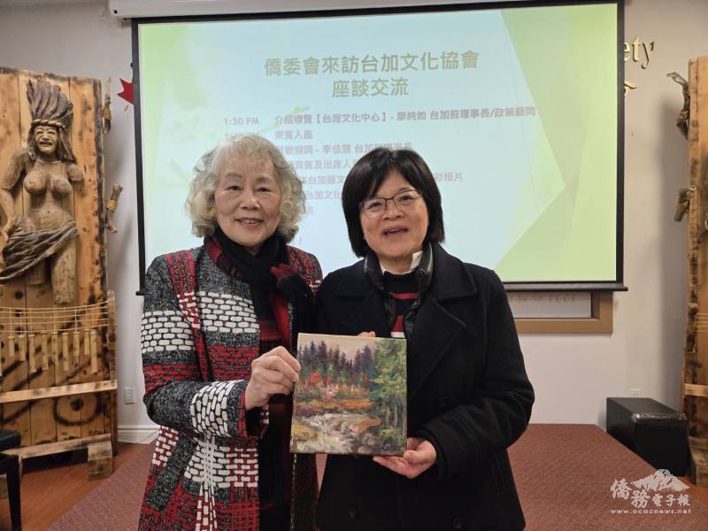 僑務諮詢委員盧月鉛致贈畫作予賴麗瑩