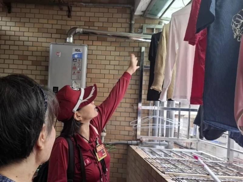 台北市政府消防局說，交通部中央氣象署預估13日晚間冷空氣逐漸南下，氣溫下滑，呼籲長者注意保暖，並提醒在家用熱水器應慎防一氧化碳中毒，切勿緊閉窗戶、保持通風。圖為消防局人員先前宣導正確裝設熱水器。（消防局提供）