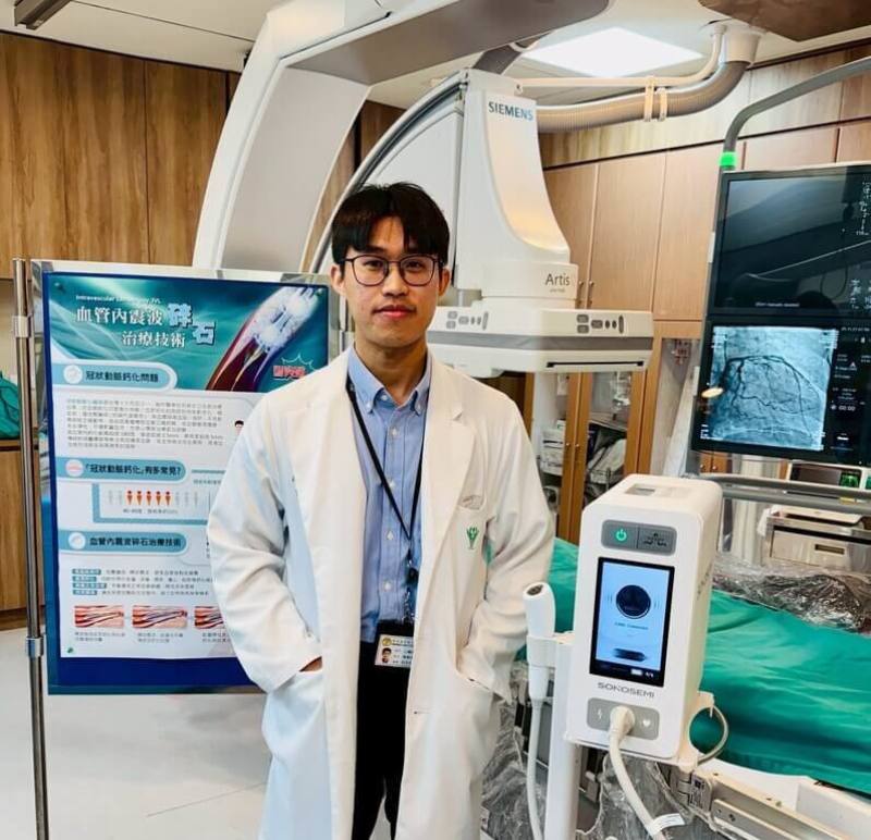 衛生福利部澎湖醫院心臟內科醫師陳嗣堯（圖）日前完成澎湖首例血管內震波碎石術（IVL），象徵澎湖心血管介入治療及照護邁入更安全、精準的照護「心」里程。（澎湖醫院提供）