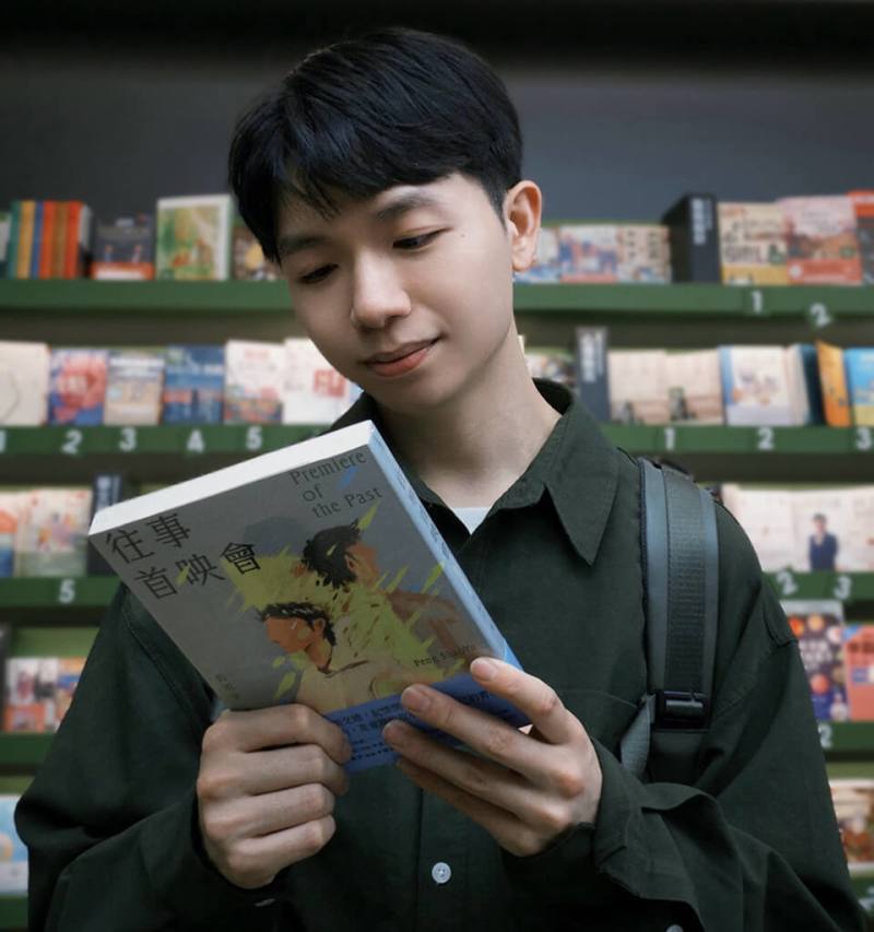 作家、影評人彭紹宇首部長篇小說「往事首映會」，透過一名未來少年回到戰後台灣的歷程，逐步探尋歷史真相，近期出版。（木馬文化提供）