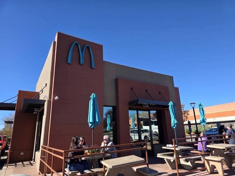 麥當勞向來以醒目的紅底黃拱門著稱，但在亞利桑那州的塞多納（Sedona），麥當勞卻換上全球唯一的藍色招牌，成為網紅打卡點