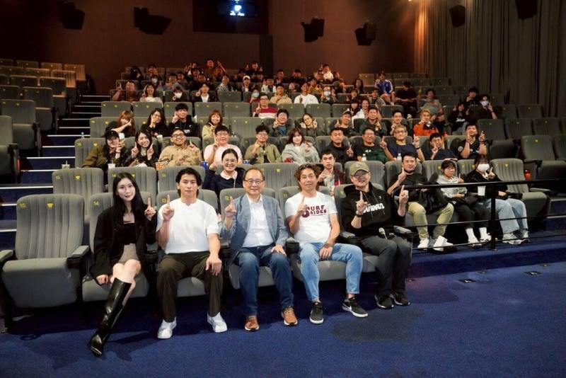 世界12強棒球賽台灣隊教練林岳平（前右2）與12強台灣隊長陳傑憲（前左2）12日出席在台南市舉行的紀錄片「冠軍之路」特映。（中華職業棒球大聯盟統一7-ELEVEn獅隊提供）