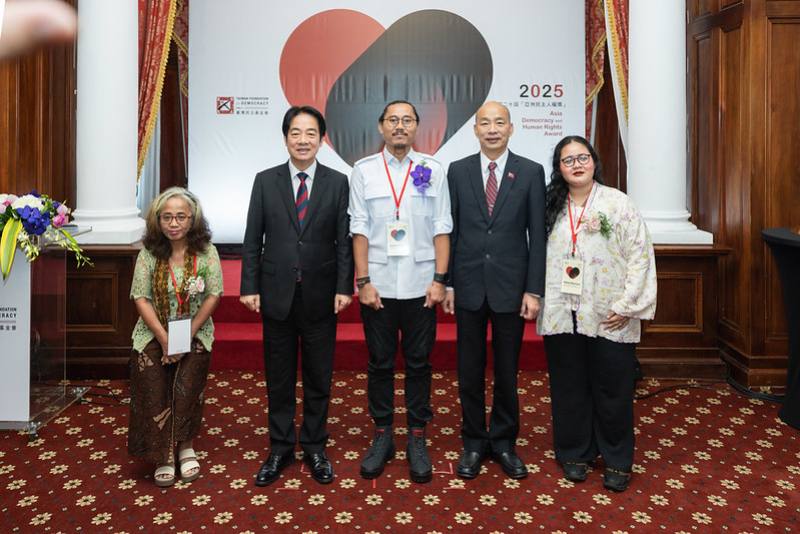 President Lai poses for a photo with the award winner representatives of the Indonesian Legal Aid and Human Rights Association (PBHI).