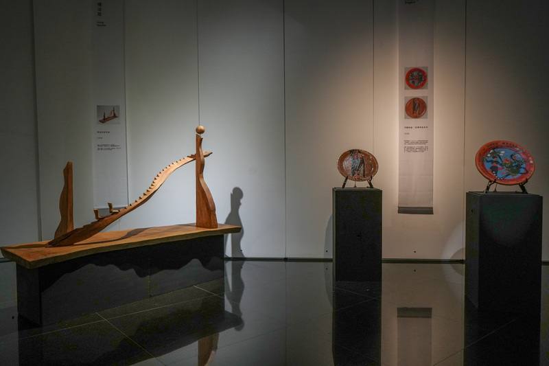 「原典–台灣原住民族當代藝術品典藏特展」12日起在台灣原住民族文化園區開展，以「回望、對話、延伸」3層面切入，在「回望」展區以藝術家雷斌浮雕陶器「排灣神話系列」開始，意為文化始於神話