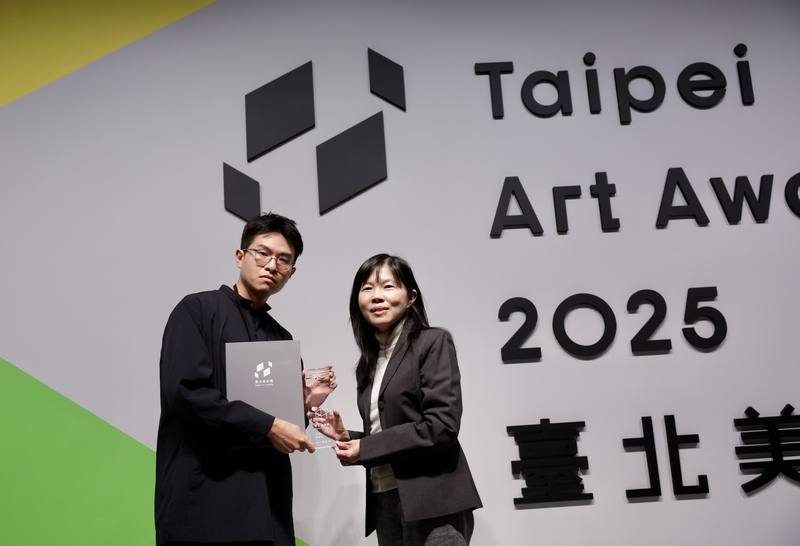Hsieh Jung-wei (left) receives the Grand Prize on the Taipei Art Award 2025 prize ceremony at the Taipei Fine Arts Museum on Friday. CNA photo Dec. 12, 2025