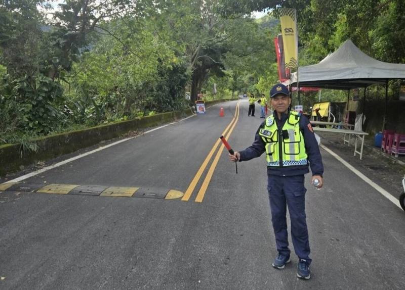 台東縣警察局統計，機車肇事原因以未兩段式左轉居首位，不依規定使用方向燈也容易造成事故，警方特別提醒，車輛在紅燈停等左轉或右轉時，必須持續打方向燈，違者處1200元以上，近日警方加強執行交通違規取締。（警方提供）