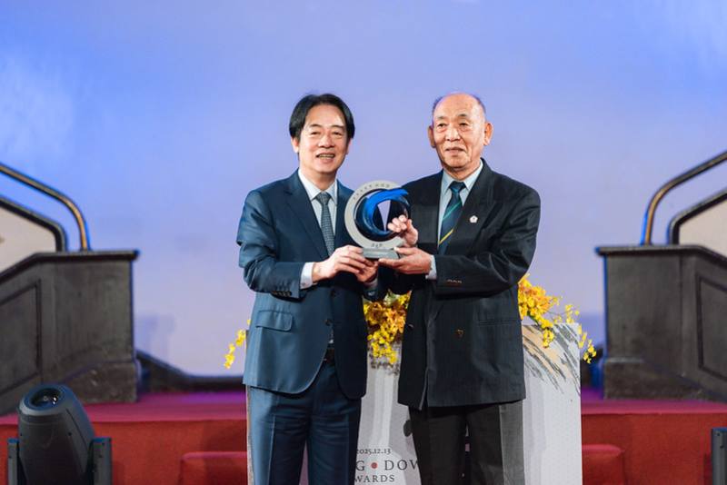 總統頒發「終身成就獎」予林輝雄教練