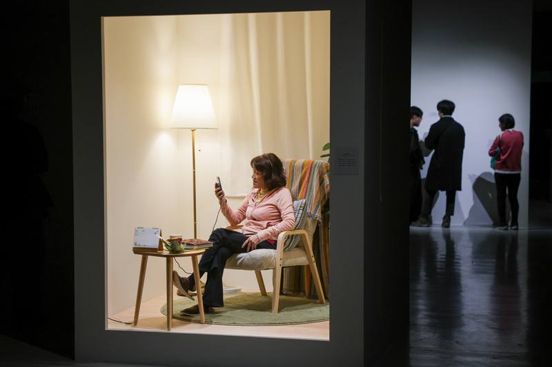 2025台北美術獎12日頒獎，「明日和合製作」成員洪千涵、張剛華以現場展演作品「母親凝視過你」獲優選，作品特邀一群母親走進北美館展間，親自打給觀眾對話