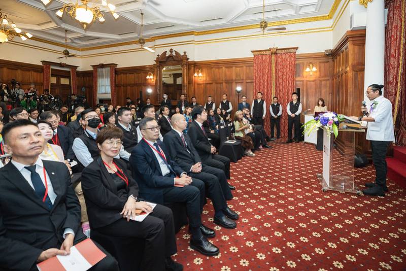 President Lai presents the 2025 Asia Democracy and Human Rights Award to the Indonesian Legal Aid and Human Rights Association (PBHI).