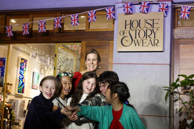 首屆「英倫聖誕嘉年華」活動12日在台北大稻埕永續百貨（House of Story Wear）舉行點燈儀式，英國駐台代表包瓊郁（Ruth Bradley-Jones）（後中）出席，與孩子們在歡笑聲中一同點亮燈飾