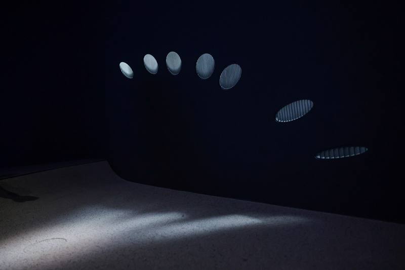 2025台北美術獎首獎由藝術家謝榕蔚以「軌道」摘下，他12日帶領媒體導覽時表示，「會希望將北美館這個空間不只是一個展間，而是能當成一個容器，可以將外面的太陽與月亮裝進這個容器裡面」