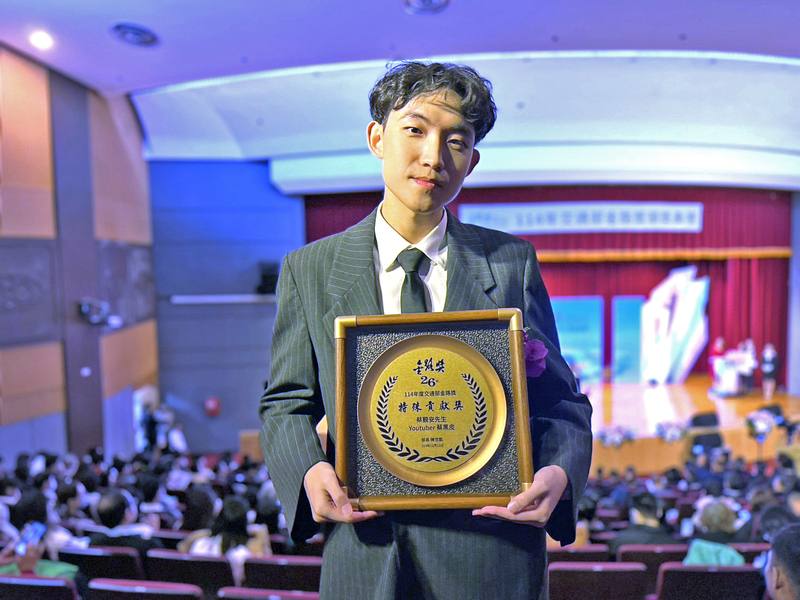 交通部鐵道局舉辦第26屆金路獎頒獎典禮，本屆特殊貢獻獎由目前就讀於世新大學廣電系的YouTuber蔡黑皮（蔡覲安）（圖）獲肯定，他持續以淺顯易懂的方式介紹重大交通建設，累積百部影片、逾20萬訂閱