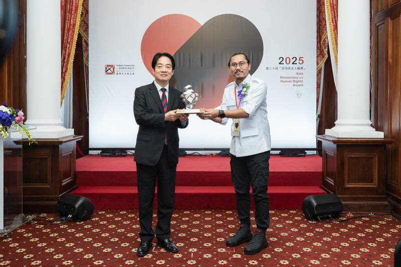 President Lai Ching-te presents the 2025 Asia Democracy and Human Rights Award to the representative of the Indonesian Legal Aid and Human Rights Association (PBHI).