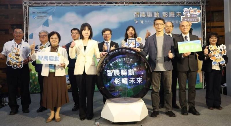 經濟部產業技術司13日起，在彰化福興穀倉連續兩日舉辦「科技農工在地循環交流座談會」與「智慧農業永續循環科技論壇」成果展，現場展出34項智慧農工科技成果。（經濟部提供）