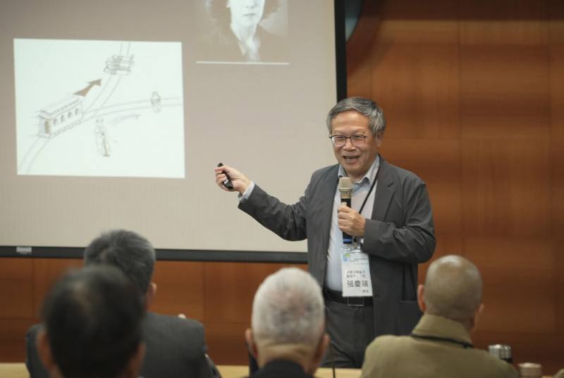 2025中華民國通識教育學會年會暨學術研討會12日在華梵大學舉行，探討AI（人工智慧）浪潮下的高等教育新方向，中原大學量子資訊中心主任張慶瑞（後）發表主題演講。（華梵大學提供）