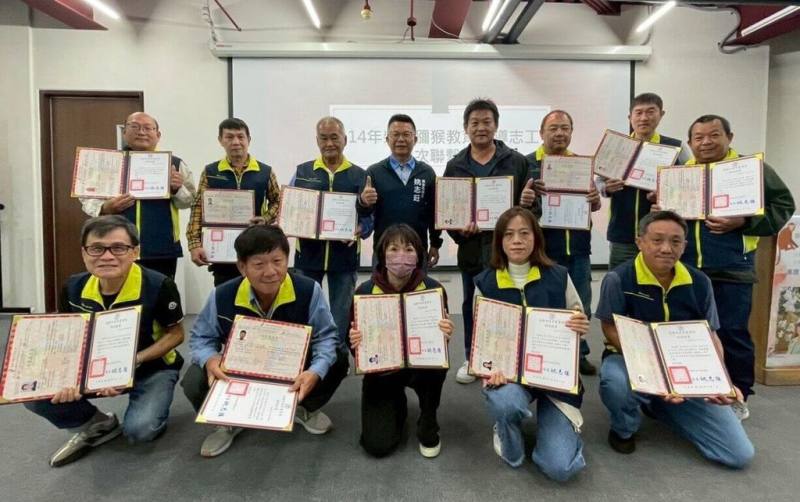 高雄市農業局13日舉辦「桃源里獼猴巡守隊」結訓活動，農業局長姚志旺（後排左4）頒發結訓證書，並與獼猴志工伙伴合影。（高雄市農業局提供）