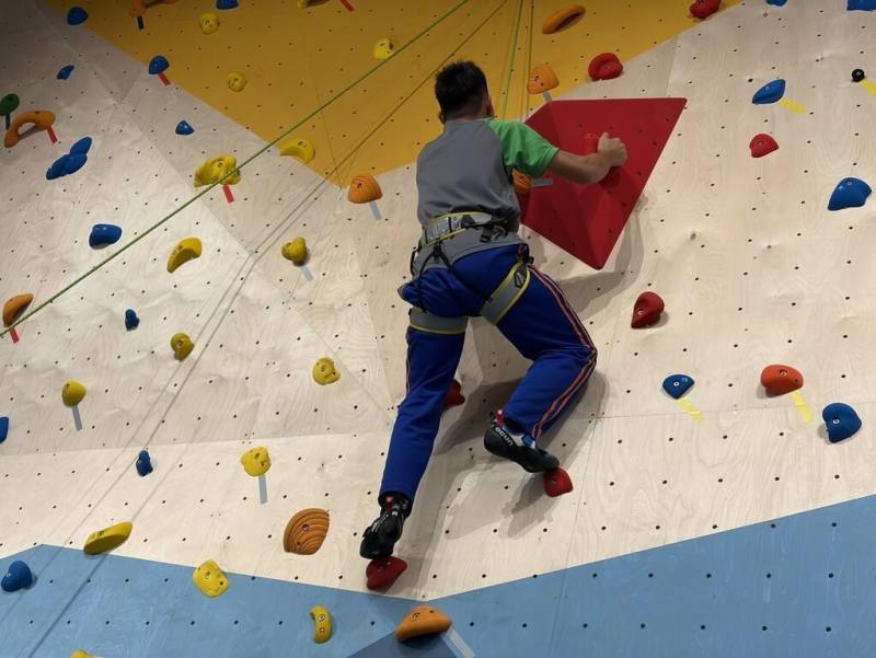 台東大學附屬特殊教育學校12日舉行攀岩場「融岩基地」落成典禮，這也是全台首座友善身心障礙學生的校園共融攀岩場。（林保署台東分署提供）