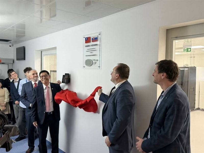 The first Taiwan Semiconductor Research and Experiment Center in Slovakia is unveiled on Friday by Slovak Economy Ministry State Secretary Vladimír Šimoňák (second from right) and Taiwan's representative to Slovakia David Lee (third from right). Photo cou