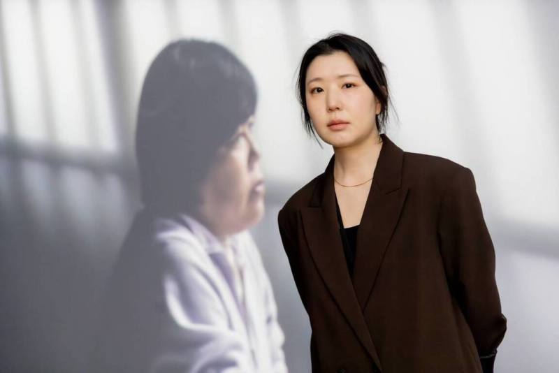 韓國藝術家李恩喜（Eunhee Lee）（圖）13日起於台北當代藝術館推出個展「無塵室，繞絲室」，以2件錄像作品探討不同勞工疾病，揭示進步背後的代價。（台北當代藝術館提供）