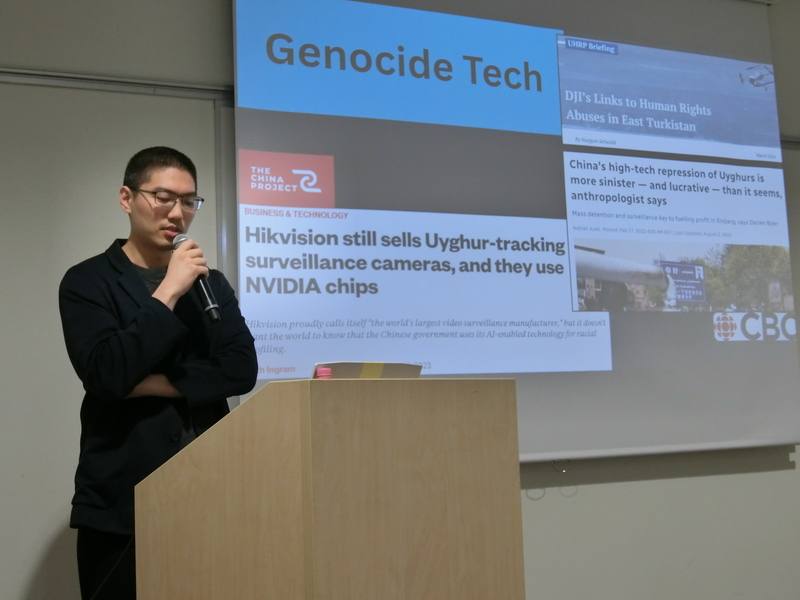 在台維吾爾倡議者塔什肯在瑞典人權日活動中做專題演講，以自身作為維吾爾「流亡二代」的生命經驗，說明中國在向外擴張威權影響時，如何同時運用強迫勞動、跨境鎮壓與認知作戰等手段