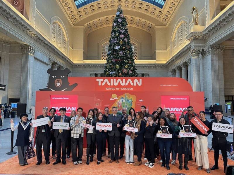 台灣觀光宣傳活動13日在芝加哥聯合車站大廳舉行，吸引北美旅客赴台一遊。（駐芝加哥辦事處提供）