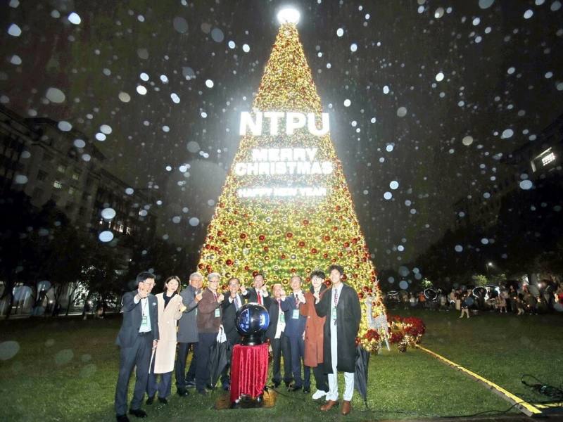 台北大學13日晚間在三峽校區中央草坪舉辦耶誕點燈儀式，高達15公尺的耶誕樹在黑夜中璀璨發光，成為三峽地區最高的耶誕地標。（台北大學提供）