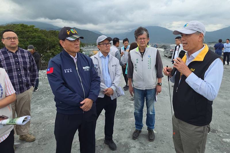 行政院政務委員季連成（前左）13日赴花蓮縣關心光復鄉災區重建狀況，在馬太鞍溪南岸堤防聽取重建工程西官簡報