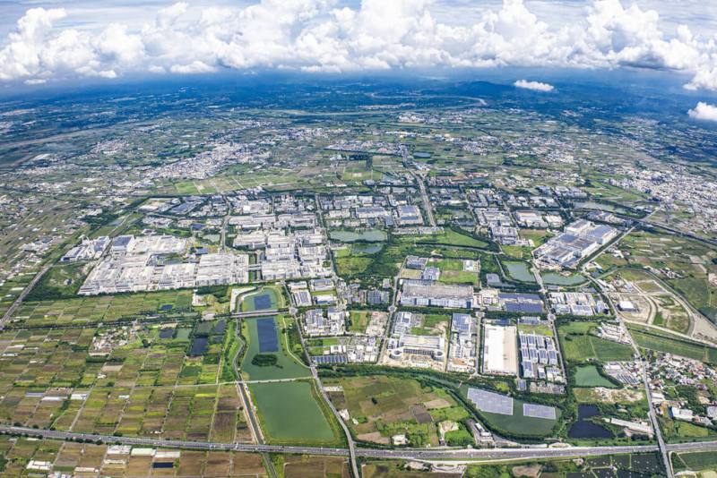 南部科學園區管理局14日公布2025年1至10月營業額約新台幣2.36兆元，已超越2024年全年的2.21兆元。圖為南科園區與周邊地區空拍圖。（台南市政府提供）