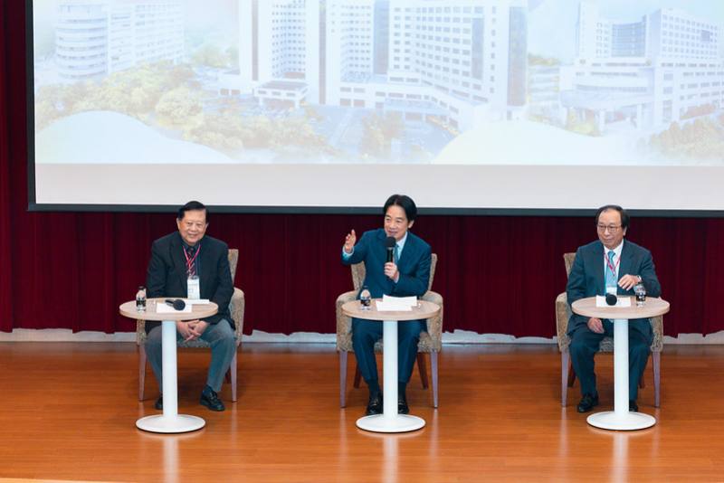 總統與出席人員進行意見交流