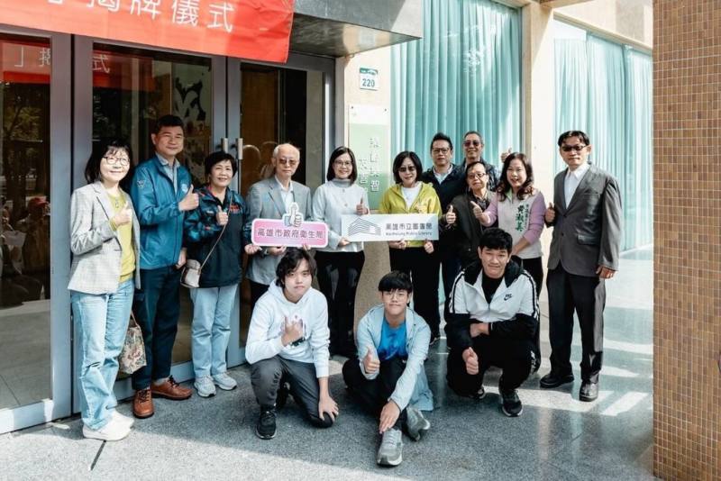 高雄市衛生局與高雄市立圖書館合作，打造全台首創高齡與失智友善公共圖書館，三民分館「樂齡樂智友善館」14日揭牌啟用，已陸續推出樂齡閱讀、健腦課程、手作活動與世代交流等多元方案。（高雄市衛生局提供）