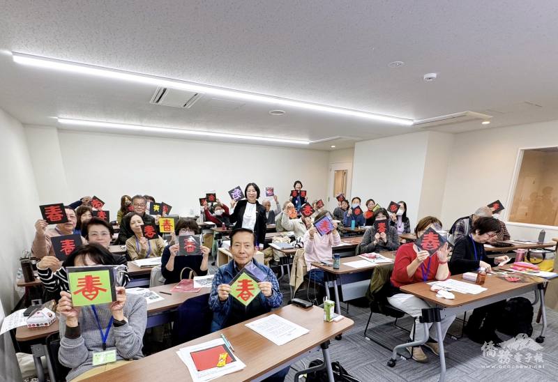 12月5日「認識臺灣」文化導入課程，學員們體驗臺灣春節剪紙文化