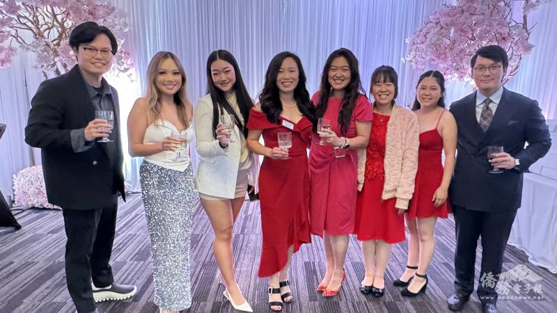 柑縣台美商會青商部會員與出席來賓交流