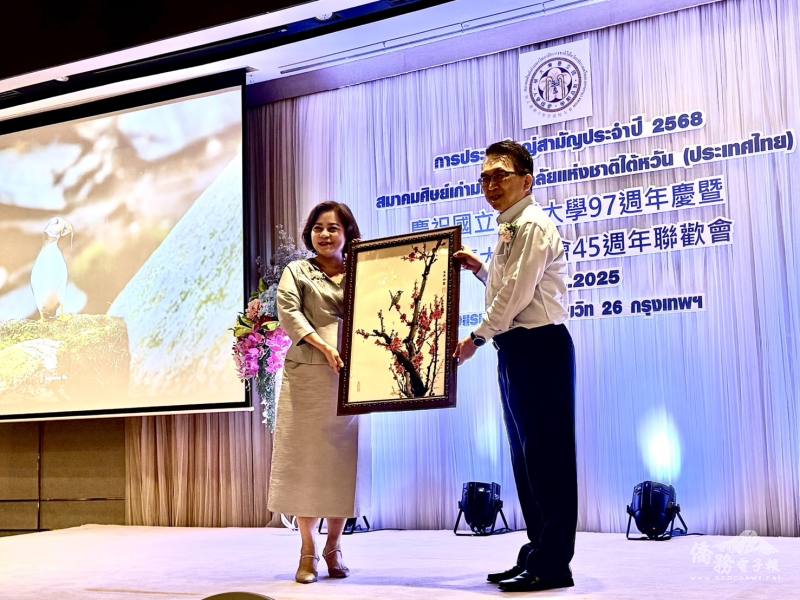 台灣會館主席張玲琴與義賣拍賣得標之學長合影