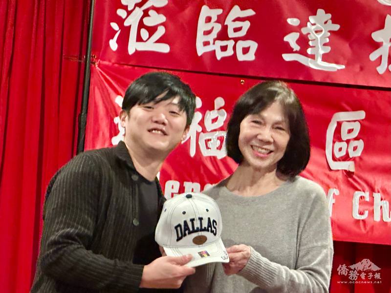 中華社團聯誼會會長方芸芸（右）致贈紀念品予翃舞製作藝術總監賴翃中（左）