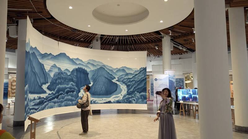 特展「染魂織夢 纖維情—陳景林染織創作」13日起在台北當代工藝設計分館開展，展區最大亮點是曾於「We TAIWAN台灣文化in大阪．關西世博」展出的藍染鉅作「台灣母親河」