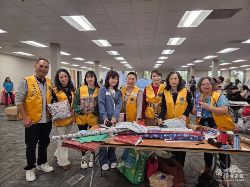 大家各展手藝，將滿滿的溫暖、創意與巧思，包裝進一份又一份代表臺美人關懷癌童的「愛的禮物」之中。