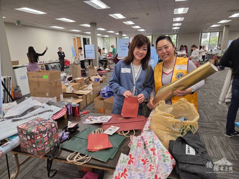 蕭蓓如(左)與楊怡文(右)一起挑選包材。