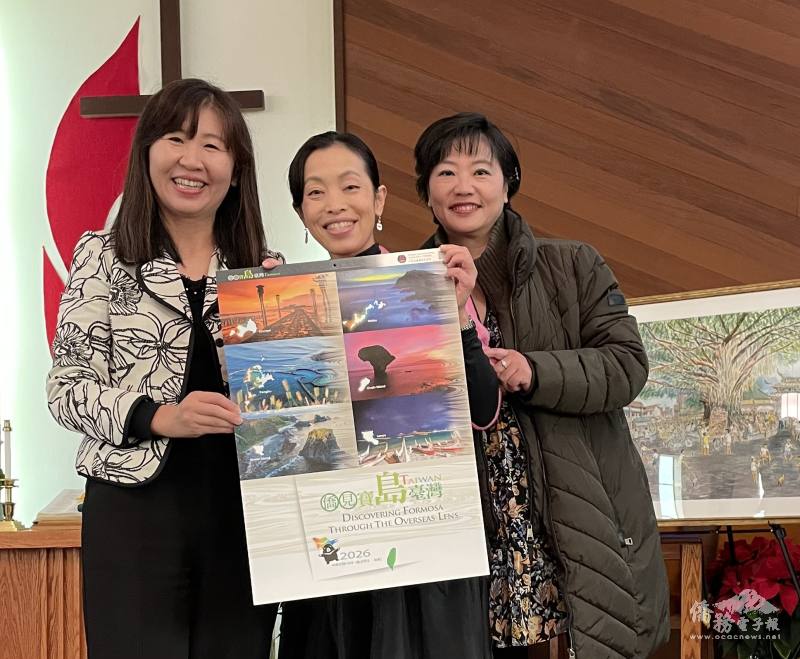 莊雅淑代表僑委會贈送月曆給東灣鄉親(中為會長柯伊芳)