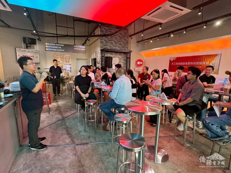 協會會員於志工培訓座談會中分享實際參與急難救助的第一線經驗，交流救助流程與服務心得，協助志工精進應變能力