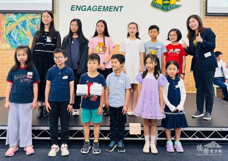 江佳慧(後排右1)頒發學業成績優異獎，鼓勵持續精進中文學習。